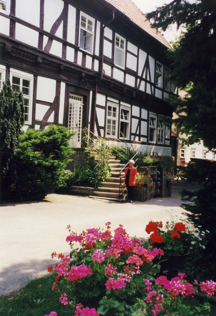 Das Seniorenheim Oesterholz-Haustenbeck 400 Jahre nach der Errichtung als Herrschaftliches Wohnhaus und 70 Jahre nach der Abdeckung der roten Ziegel-steingefache durch Zementmörtel. Foto: H. Wiemann, 1999